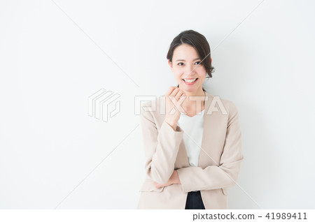 微笑的女商人 微笑的女商人 41989411