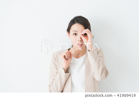 一個女人在偷窺的姿勢 41989419