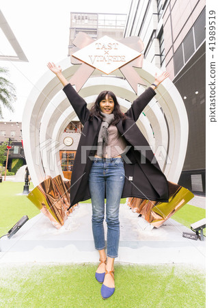 Asia Taiwan Tainan Xintiandi Department Store Ximen Road Female Woman Portrait Streetscape Photography Model Christmas Tree Christmas Santa Claus Christmas Tree Grass Traffic 41989519