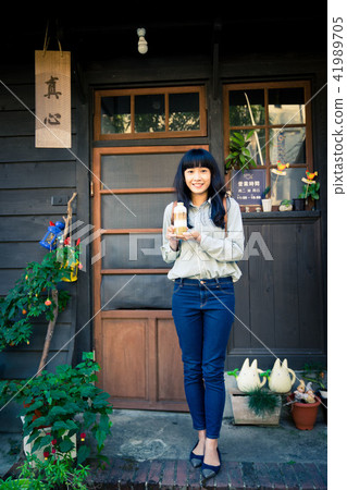 亞洲台灣台南新化大目降文化園區女性女人模特兒龍貓人像肖像 41989705