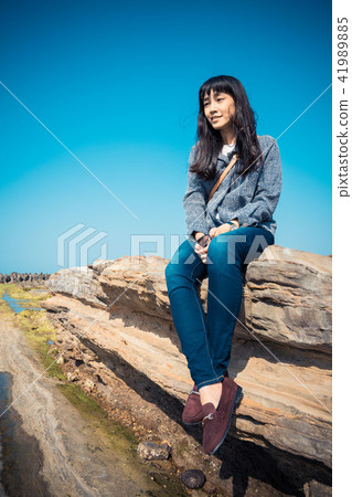 亞洲台灣台北新北海岸南雅奇岩海邊戶外海女農業漁業青苔綠藻石頭女子女人女孩人像肖像 41989885