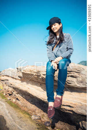 亞洲台灣台北新北海岸南雅奇岩海邊戶外海女農業漁業青苔綠藻石頭女子女人女孩人像肖像 41989891