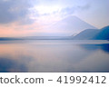 本栖湖和富士山 41992412