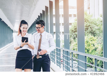 Asian Business people walking and talking  41992466