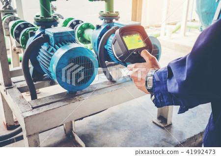 Technician thermography servicing an water Motor 41992473