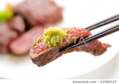 與芥末一起吃的牛排 與芥末一起吃的牛排 41996224