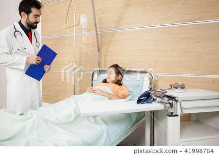 Doctor visitin a patient girl 41998784