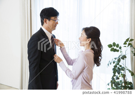 Tie the senior couple / husband's tie 41998788