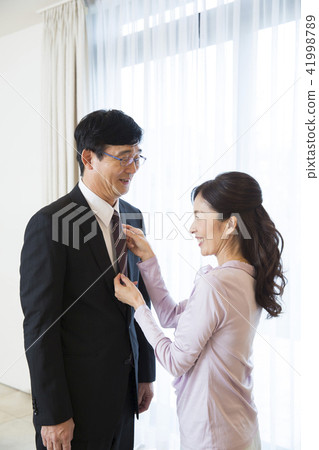 Tie the senior couple / husband's tie 41998789