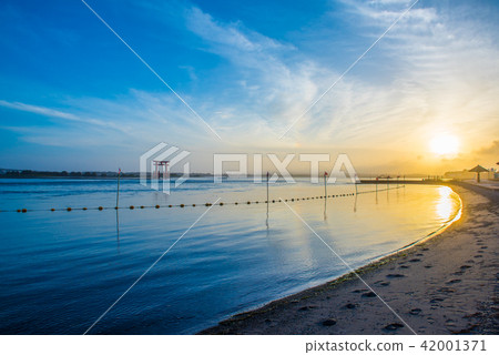 Benten島Torii面向靜岡縣的Bentenjima海濱公園和日落 42001371