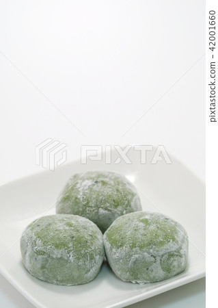 Grass Daifuku 3 pieces white plate white background 42001660