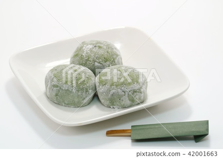 Grass Daifuku 3 pieces white plate white background Grass Daifuku 3 pieces white plate white background 42001663