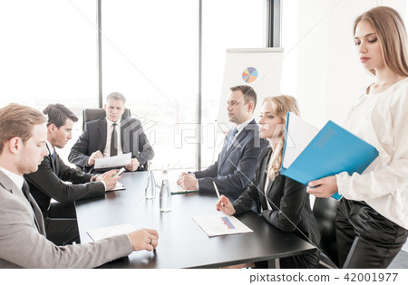 Business people meeting 42001977