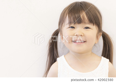 可愛的三歲女孩 42002380