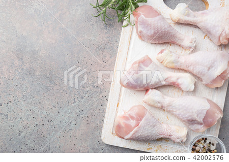 Raw chicken legs 42002576