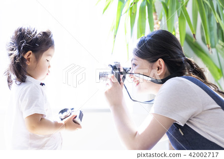 相機女孩和3歲的女孩 42002717