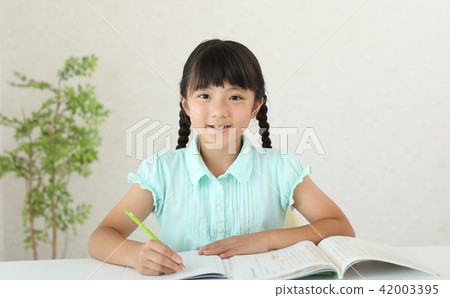 Elementary school student to study Elementary school student to study 42003395
