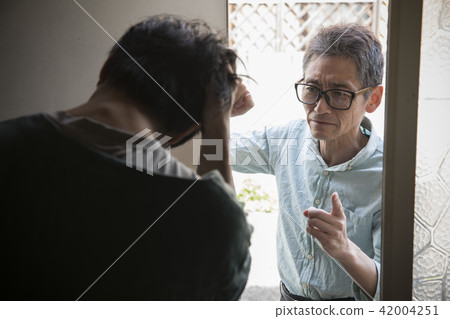 居民和破佈公寓的老闆 42004251