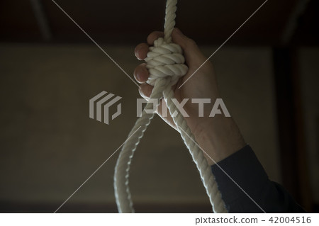 A worried man 42004516