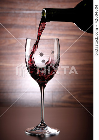 Pouring wine Pouring wine 42004604