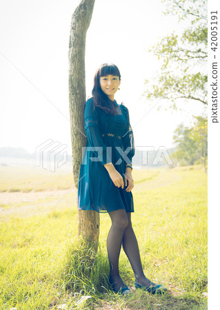亞洲台灣新竹青青草原女性人像肖像洋裝草原人物模特兒一人 亞洲台灣新竹青青草原女性人像肖像洋裝草原人物模特兒一人 42005191