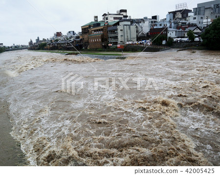 大雨時的七月平成鴨川,2018年7月6日Sanjo Ohashi 16點拍攝 大雨時的七月平成鴨川,2018年7月6日Sanjo Ohashi 16點拍攝 42005425