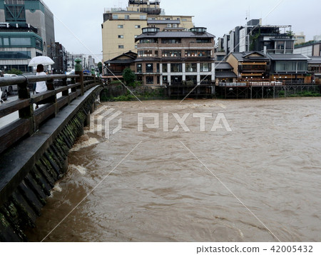 July Heisei Kamogawa at the time of heavy rain, Sanjo Ohashi from July 6, 2018 Shooting at 16 o'clock 42005432