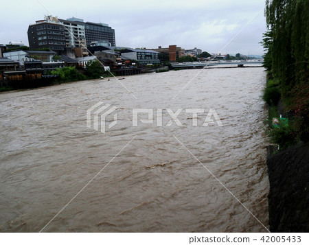 大雨時的七月平成鴨川,2018年7月6日Sanjo Ohashi 16點拍攝 大雨時的七月平成鴨川,2018年7月6日Sanjo Ohashi 16點拍攝 42005433