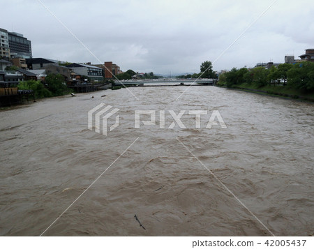 大雨時的七月平成鴨川，2018年7月6日Sanjo Ohashi 16點拍攝 42005437