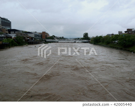 July Heisei Kamogawa at the time of heavy rain, Sanjo Ohashi from July 6, 2018 Shooting at 16 o'clock July Heisei Kamogawa at the time of heavy rain, Sanjo Ohashi from July 6, 2018 Shooting at 16 o'clock 42005440