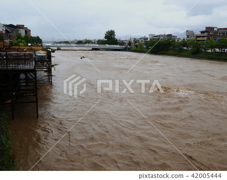July Heisei Kamogawa at the time of heavy rain, Sanjo Ohashi from July 6, 2018 Shooting at 16 o'clock July Heisei Kamogawa at the time of heavy rain, Sanjo Ohashi from July 6, 2018 Shooting at 16 o'clock 42005444