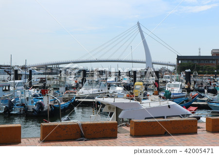 Freshwater fisherman 42005471