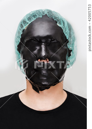 Male patient with skin alginate mask on face Male patient with skin alginate mask on face 42005753