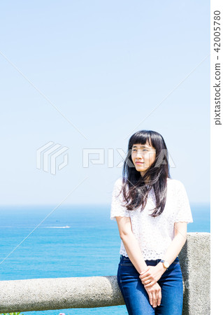 亞洲台灣基隆白米甕炮台女性女人女孩海洋草地人像肖像 42005780