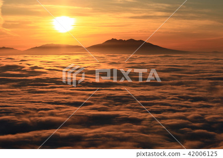 Chaoyang illuminates the sea of clouds (Hokkaido Tsunade Pass) Chaoyang illuminates the sea of clouds (Hokkaido Tsunade Pass) 42006125