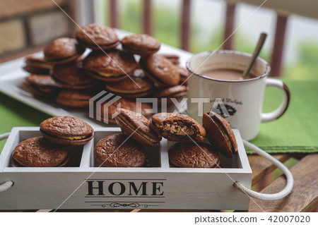 Fudge brownie cookies with penut and cheese filling with cacao on the mug Fudge brownie cookies with penut and cheese filling with cacao on the mug 42007020