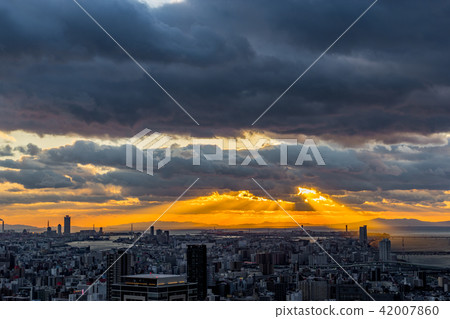 [Osaka Prefecture] Urban landscape at dusk 42007860