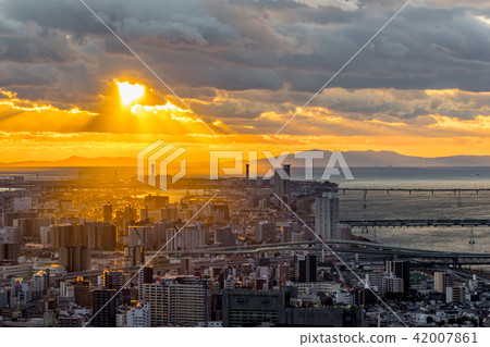 [Osaka Prefecture] Urban landscape at dusk 42007861