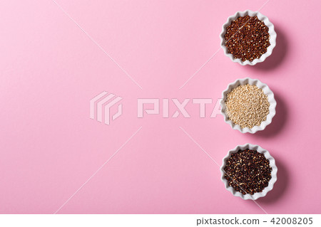 Quinoa in white bowls 42008205