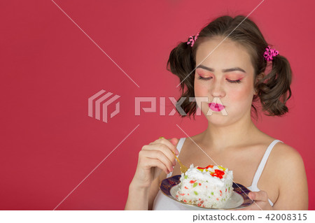 girl eats sweet dessert 42008315