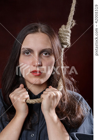woman with noose 42008319