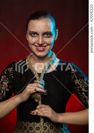woman with noose 42008320