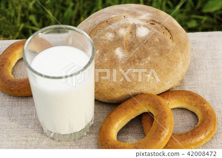 breakfast in a rustic style in a field breakfast in a rustic style in a field 42008472
