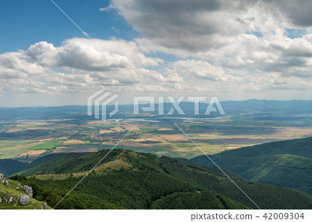 Beautiful nature background in the mountains  42009304