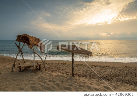 Beautiful sunrise over the sea. 42009305