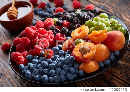 Fruit and berries platter, top view 42009450