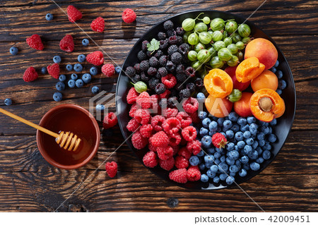 Fruit and berries platter, top view 42009451