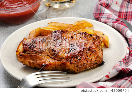 pork steak on dice with potatoes 42009704