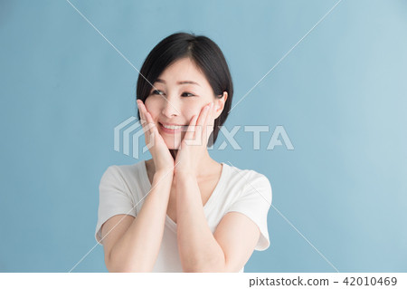 White T · female · blue back 42010469