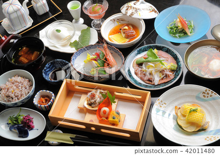 Meals of Japanese-style meal of hot-spring inn 42011480